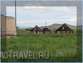 Рядом с развалинами продолжается жизнь, ходят монахи
