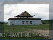 Новое здание напротив старого храма