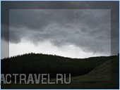 Перевалила через гору и быстро спускается к нам сильная гроза с дождем и градом